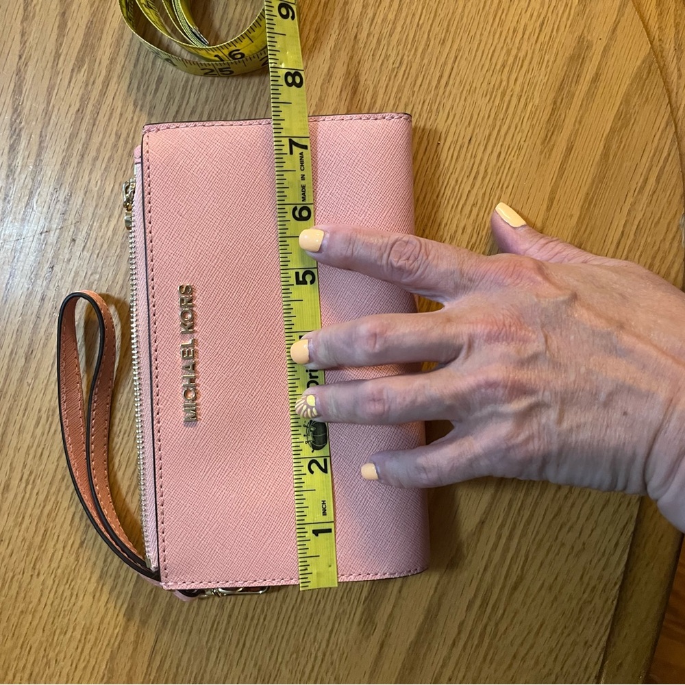 Michael Kors pink wristlet with gold hardware - Picture 4 of 6